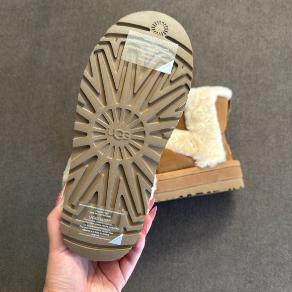 UGG Classic Chillapeak Genuine Shearling Trimmed Boot - Picture 8 of 9